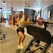 Entrenador personal en acondicionamiento Físico en sala polivalente